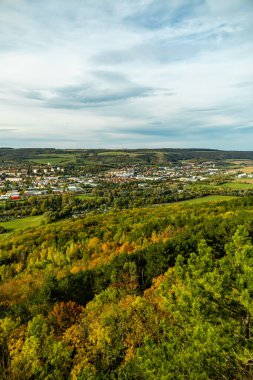 Jena, Thüringen, Almanya yakınlarındaki Saale Horizontale 'nin güzel manzarasında renkli bir sonbahar yürüyüşü.