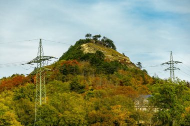 Jena, Thüringen, Almanya yakınlarındaki Saale Horizontale 'nin güzel manzarasında renkli bir sonbahar yürüyüşü.