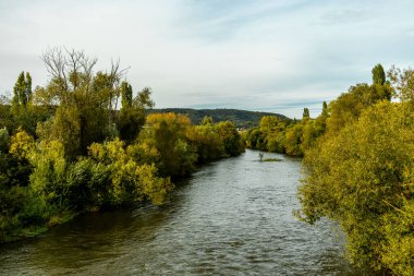 Jena, Thüringen, Almanya yakınlarındaki Saale Horizontale 'nin güzel manzarasında renkli bir sonbahar yürüyüşü.