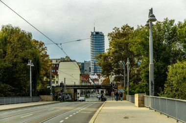 Jena, Thüringen, Almanya yakınlarındaki Saale Horizontale 'nin güzel manzarasında renkli bir sonbahar yürüyüşü.
