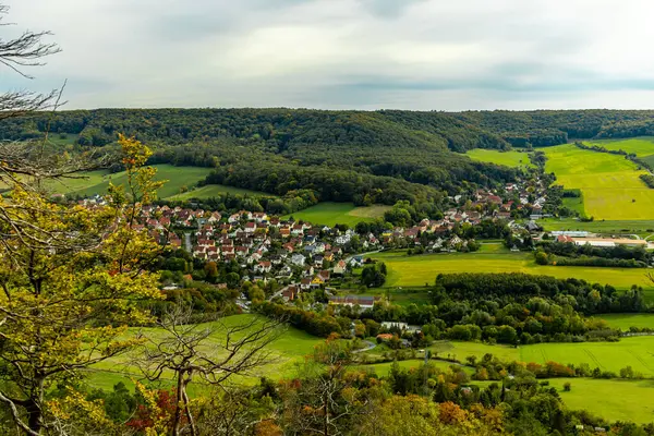 Jena, Thüringen, Almanya yakınlarındaki Saale Horizontale 'nin güzel manzarasında renkli bir sonbahar yürüyüşü.