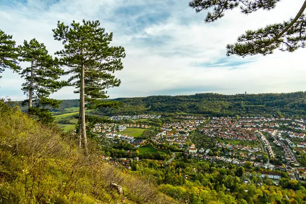 Jena, Thüringen, Almanya yakınlarındaki Saale Horizontale 'nin güzel manzarasında renkli bir sonbahar yürüyüşü.