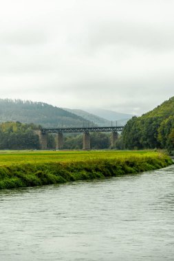 Hesse ve Thuringia arasındaki güzel Eichsfeld bölgesinde Bornhagen-Thuringia yakınlarındaki Hanstein Şatosu 'na gidiyor.