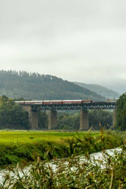 Hesse ve Thuringia arasındaki güzel Eichsfeld bölgesinde Bornhagen-Thuringia yakınlarındaki Hanstein Şatosu 'na gidiyor.
