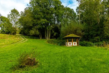 Hesse ve Thuringia arasındaki güzel Eichsfeld bölgesinde Bornhagen-Thuringia yakınlarındaki Hanstein Şatosu 'na gidiyor.