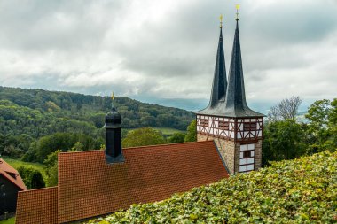 Hesse ve Thuringia arasındaki güzel Eichsfeld bölgesinde Bornhagen-Thuringia yakınlarındaki Hanstein Şatosu 'na gidiyor.