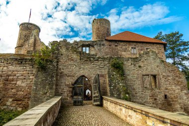 Hesse ve Thuringia arasındaki güzel Eichsfeld bölgesinde Bornhagen-Thuringia yakınlarındaki Hanstein Şatosu 'na gidiyor.