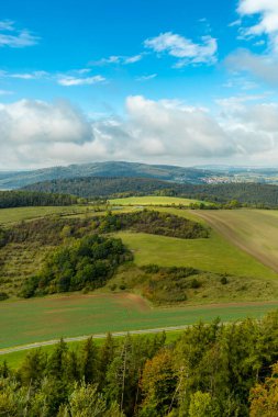 Hesse ve Thuringia arasındaki güzel Eichsfeld bölgesinde Bornhagen-Thuringia yakınlarındaki Hanstein Şatosu 'na gidiyor.