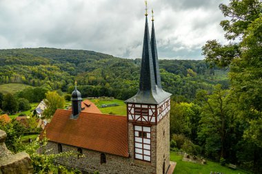 Hesse ve Thuringia arasındaki güzel Eichsfeld bölgesinde Bornhagen-Thuringia yakınlarındaki Hanstein Şatosu 'na gidiyor.