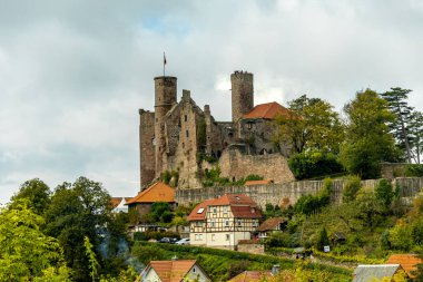 Hesse ve Thuringia arasındaki güzel Eichsfeld bölgesinde Bornhagen-Thuringia yakınlarındaki Hanstein Şatosu 'na gidiyor.
