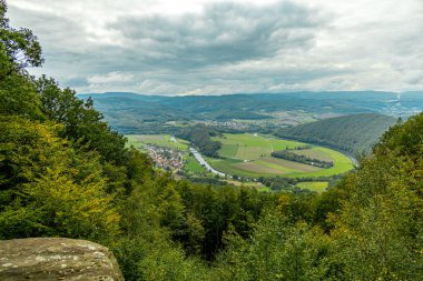 Hesse ve Thuringia arasındaki güzel Eichsfeld bölgesinde Bornhagen-Thuringia yakınlarındaki Hanstein Şatosu 'na gidiyor.