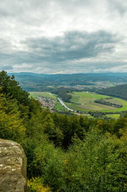 Hesse ve Thuringia arasındaki güzel Eichsfeld bölgesinde Bornhagen-Thuringia yakınlarındaki Hanstein Şatosu 'na gidiyor.
