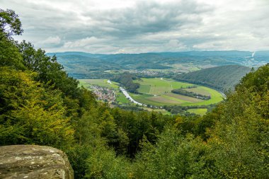 Hesse ve Thuringia arasındaki güzel Eichsfeld bölgesinde Bornhagen-Thuringia yakınlarındaki Hanstein Şatosu 'na gidiyor.