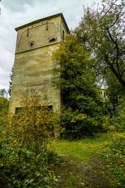 Hesse ve Thuringia arasındaki güzel Eichsfeld bölgesinde Bornhagen-Thuringia yakınlarındaki Hanstein Şatosu 'na gidiyor.