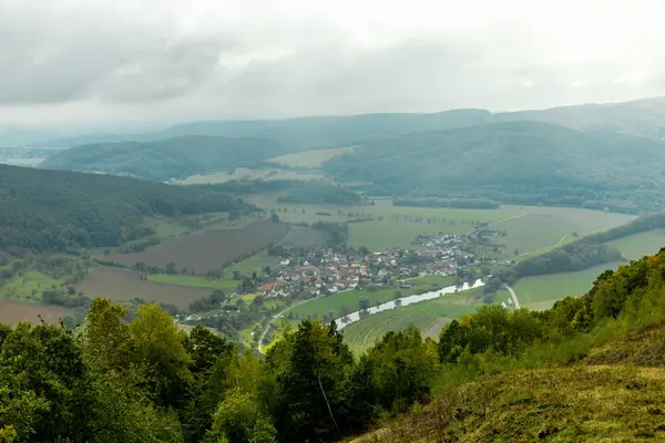 Hesse ve Thuringia arasındaki güzel Eichsfeld bölgesinde Bornhagen-Thuringia yakınlarındaki Hanstein Şatosu 'na gidiyor.