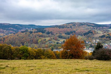Thüringen Ormanı 'nda Schmalkalden ve Brotterode - Thüringen - Almanya arasında Mommelstein bisiklet yolu üzerinde bir sonbahar bisiklet turu.