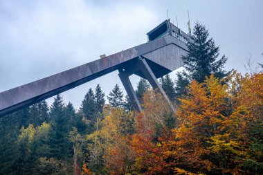 Thüringen Ormanı 'nda Schmalkalden ve Brotterode - Thüringen - Almanya arasında Mommelstein bisiklet yolu üzerinde bir sonbahar bisiklet turu.