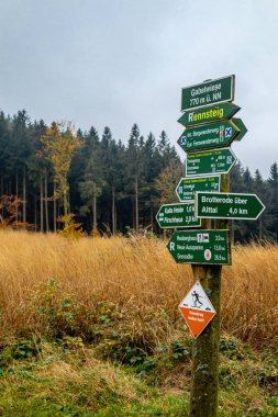 Thüringen Ormanı 'nda Schmalkalden ve Brotterode - Thüringen - Almanya arasında Mommelstein bisiklet yolu üzerinde bir sonbahar bisiklet turu.