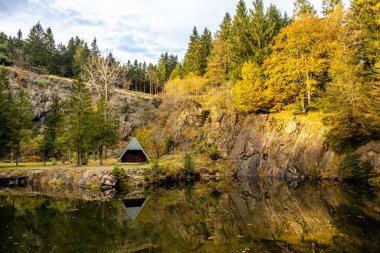 Thüringen 'in renkli ormanlarındaki Ebertswiese' deki dağ gölüne yapılan sonbahar yürüyüşü - Almanya