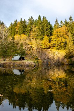 Thüringen 'in renkli ormanlarındaki Ebertswiese' deki dağ gölüne yapılan sonbahar yürüyüşü - Almanya