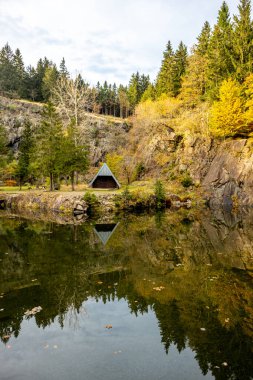 Thüringen 'in renkli ormanlarındaki Ebertswiese' deki dağ gölüne yapılan sonbahar yürüyüşü - Almanya