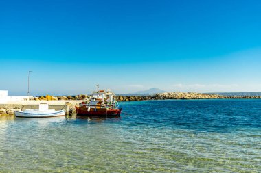 Güney Ege 'de, Limnionas ve Kohilari sahillerindeki güzel Yunan güneşli adasında tatil hissi - Yunanistan 