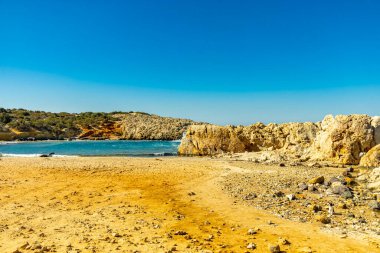 Güney Ege 'de, Limnionas ve Kohilari sahillerindeki güzel Yunan güneşli adasında tatil hissi - Yunanistan 