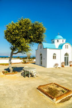 Güney Ege 'de, Limnionas ve Kohilari sahillerindeki güzel Yunan güneşli adasında tatil hissi - Yunanistan 