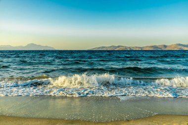 Güney Ege 'deki Marmari' deki güzel tuz gölü etrafında birkaç flamingo manzaralı sahilde kısa bir yürüyüş - Yunanistan 