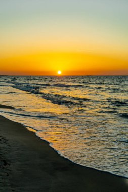 Güney Ege 'deki Marmari' deki güzel tuz gölü etrafında birkaç flamingo manzaralı sahilde kısa bir yürüyüş - Yunanistan 
