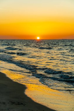 Güney Ege 'deki Marmari' deki güzel tuz gölü etrafında birkaç flamingo manzaralı sahilde kısa bir yürüyüş - Yunanistan 