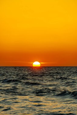 Güney Ege 'deki Marmari' deki güzel tuz gölü etrafında birkaç flamingo manzaralı sahilde kısa bir yürüyüş - Yunanistan 