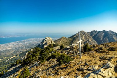 Güney Ege 'deki Yunanistan' ın Kos adasının en yüksek noktasına - Dikeos Dağı - Yunanistan 