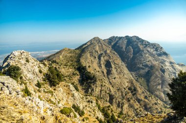 Güney Ege 'deki Yunanistan' ın Kos adasının en yüksek noktasına - Dikeos Dağı - Yunanistan 