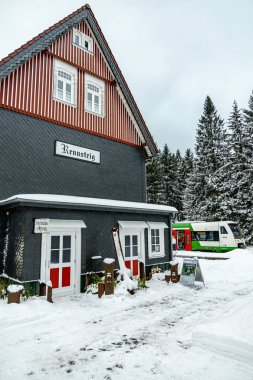 Karla kaplı Thüringen Ormanı 'ndaki Rennsteig tren istasyonuna kış yürüyüşü - Schmiedefeld - Thüringen - Almanya
