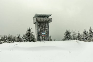Karla kaplı Thüringen Ormanı 'ndaki Rennsteig tren istasyonuna kış yürüyüşü - Schmiedefeld - Thüringen - Almanya