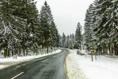 Karla kaplı Thüringen Ormanı 'ndaki Rennsteig tren istasyonuna kış yürüyüşü - Schmiedefeld - Thüringen - Almanya