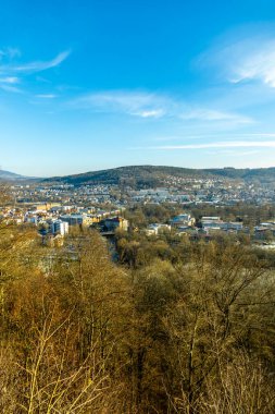 Thüringen-Thüringen 'in güneyindeki Meiningen kasabasının etrafındaki Extratour yürüyüş yolunda kısa bir yürüyüş.