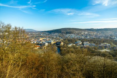 Thüringen-Thüringen 'in güneyindeki Meiningen kasabasının etrafındaki Extratour yürüyüş yolunda kısa bir yürüyüş.