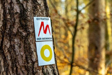 Thüringen-Thüringen 'in güneyindeki Meiningen kasabasının etrafındaki Extratour yürüyüş yolunda kısa bir yürüyüş.