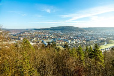 Thüringen-Thüringen 'in güneyindeki Meiningen kasabasının etrafındaki Extratour yürüyüş yolunda kısa bir yürüyüş.
