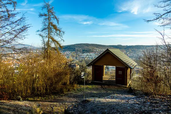 Thüringen-Thüringen 'in güneyindeki Meiningen kasabasının etrafındaki Extratour yürüyüş yolunda kısa bir yürüyüş.