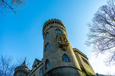 Thüringen-Thüringen 'in güneyindeki Meiningen kasabasının etrafındaki Extratour yürüyüş yolunda kısa bir yürüyüş.