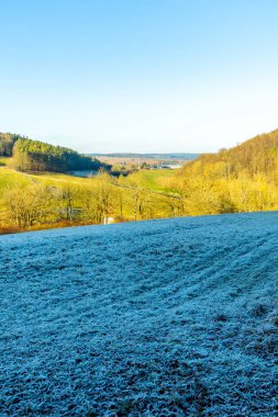 Thüringen-Thüringen 'in güneyindeki Meiningen kasabasının etrafındaki Extratour yürüyüş yolunda kısa bir yürüyüş.