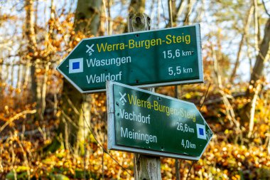 Thüringen-Thüringen 'in güneyindeki Meiningen kasabasının etrafındaki Extratour yürüyüş yolunda kısa bir yürüyüş.