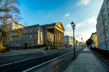 Thüringen-Thüringen 'in güneyindeki Meiningen kasabasının etrafındaki Extratour yürüyüş yolunda kısa bir yürüyüş.