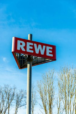 Bad Rodach - Bavyera - Almanya - 11 / 30 / 2024 'teki Alman süpermarket zinciri Rewe' nin logosu