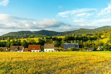 Almanya 'nın Thüringen şehrinde, güzel havalarda, yarı ağaçlı Schmalkalden kasabasında kısa bir yaz yürüyüşü.