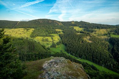 Almanya 'nın Thüringen Ormanı' ndaki Floh-Seligenthal yakınlarındaki Haderholzstein bakış açısına yaz sonu yürüyüşü