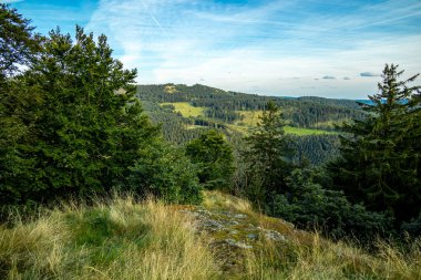 Almanya 'nın Thüringen Ormanı' ndaki Floh-Seligenthal yakınlarındaki Haderholzstein bakış açısına yaz sonu yürüyüşü